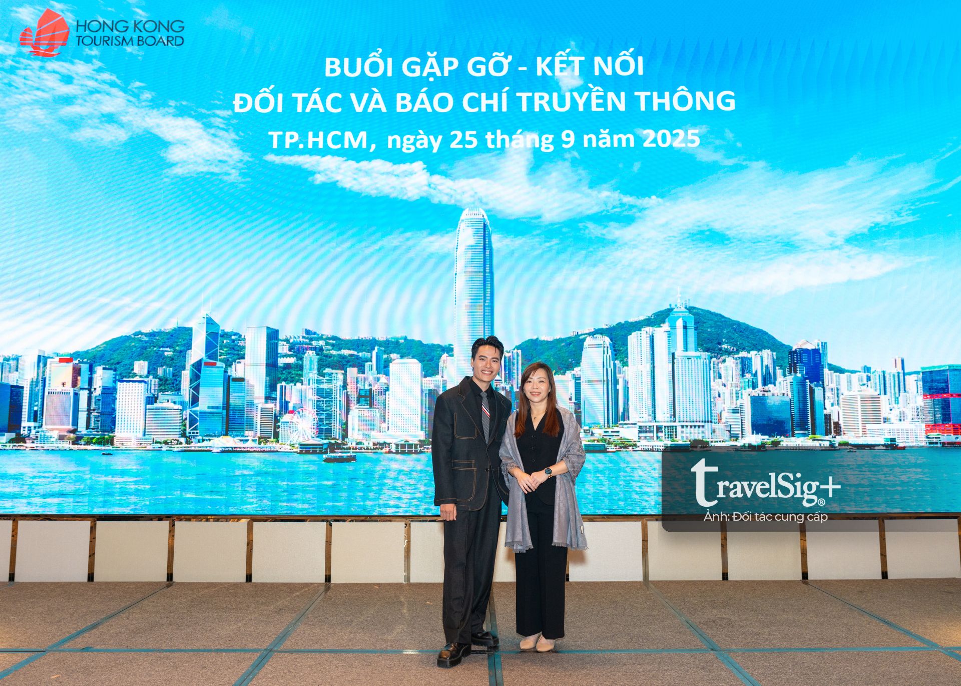 Diễn viên Võ Tấn Phát và bà Liew Chian Jia (CJ) - Giám đốc Khu vực Đông Nam Á Trade Marketing Tổng cục Du lịch chụp ảnh tại không gian Hồng Kông của sự kiện.