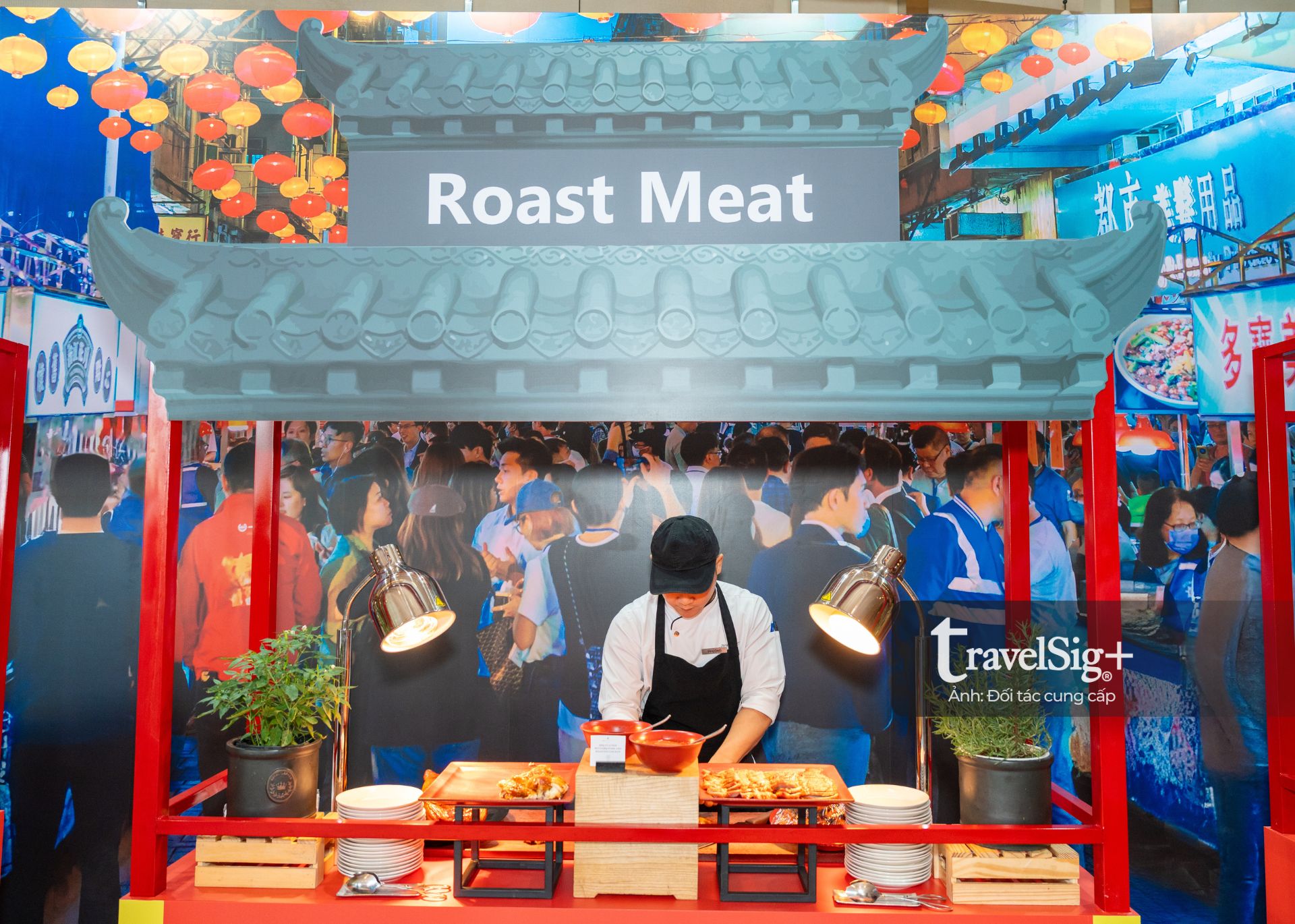 Các khách mời thưởng thức món ăn lấy cảm hứng từ khu chợ Miếu Nhai như dimsum, hoành thánh, vịt quay.