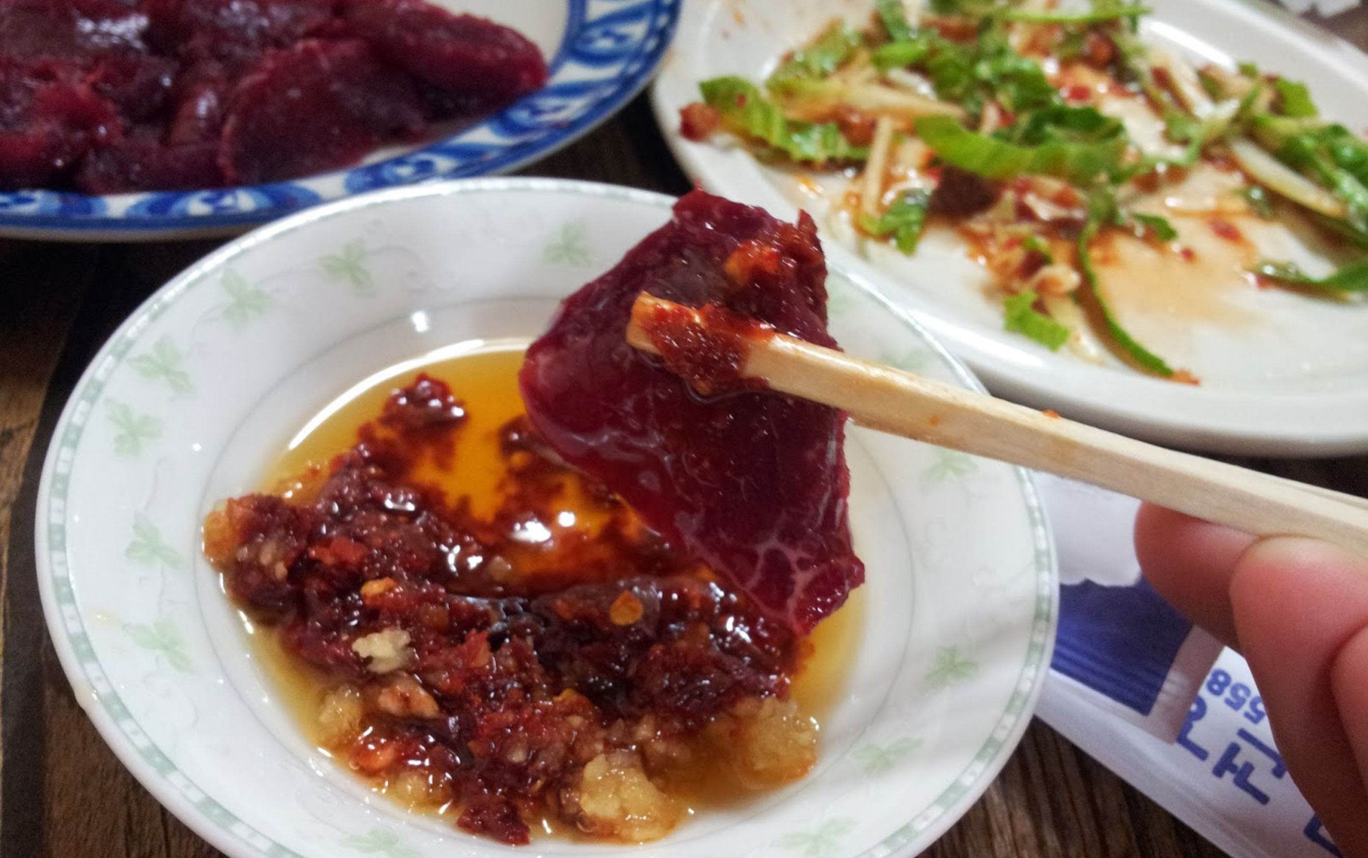 Trải nghiệm độc đáo với “pudding” gan bò và lá sách sống tại Hàn Quốc
