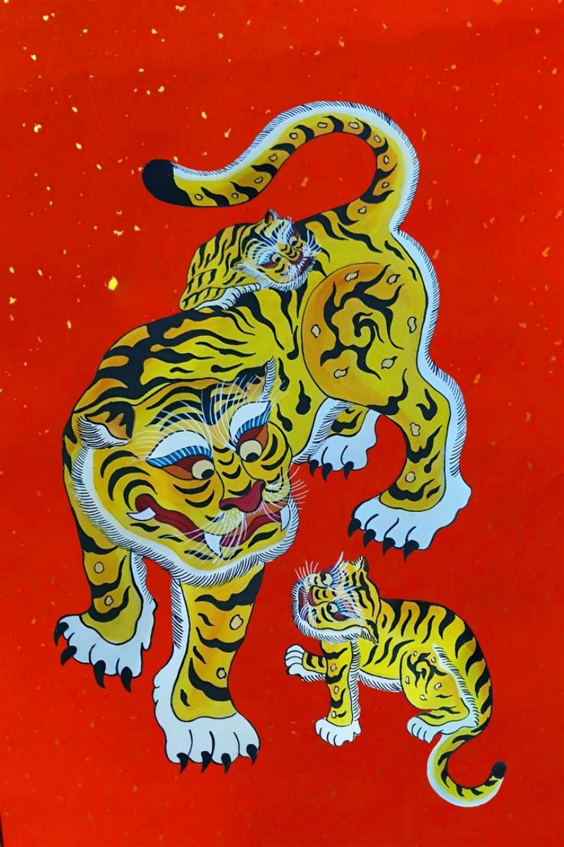 Tranh dân gian Kim Hoàng: Sắc đỏ của Tết & Vẻ đẹp “nửa cung đình, nửa thôn quê”