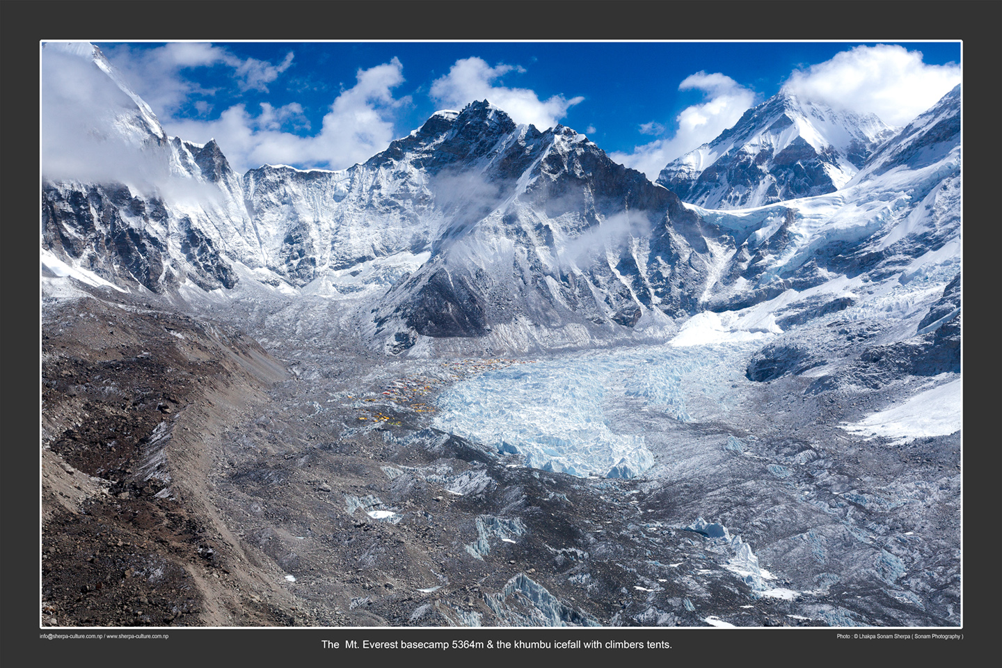 Hình ảnh trưng bày tại triển lãm: Trại nền Everest (5.364m) dưới chân thác băng Khumbu – nơi những đoàn leo núi cắm trại giữa băng tuyết Himalaya.”
