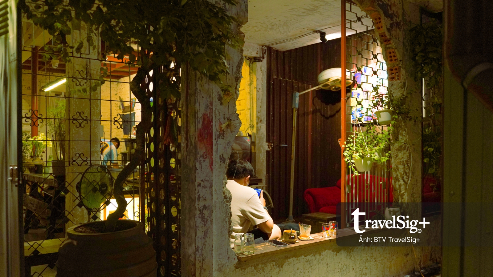 Từ những mảnh phế liệu, View Cafe kể một góc nhìn khác về Huế