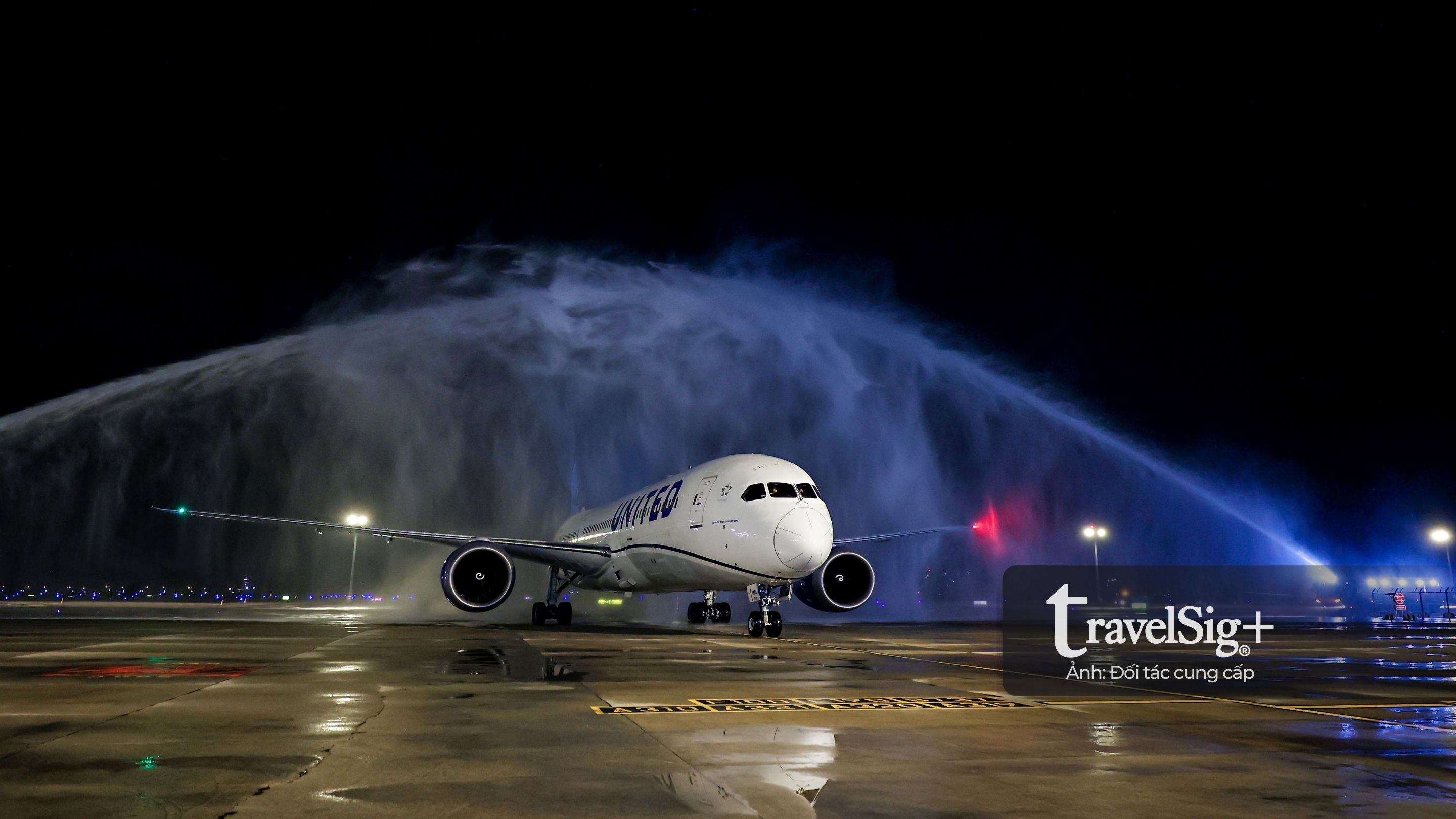 Lễ đón chuyến bay khai trương United Airlines Hồng Kông – TP.HCM với nghi thức phun vòi rồng.