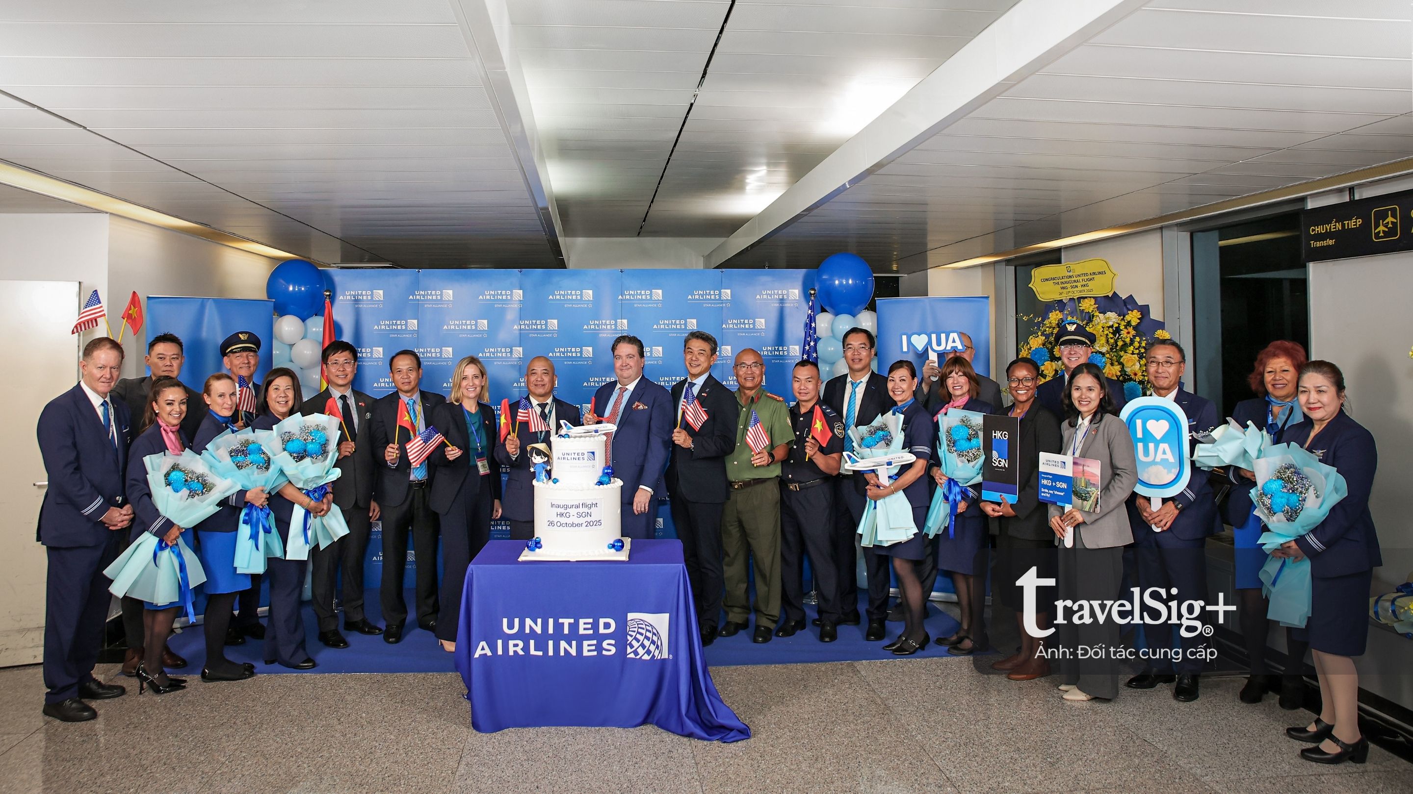 Lễ cắt băng khai trương chuyến bay United Airlines khởi hành Hồng Kông – TP.HCM.