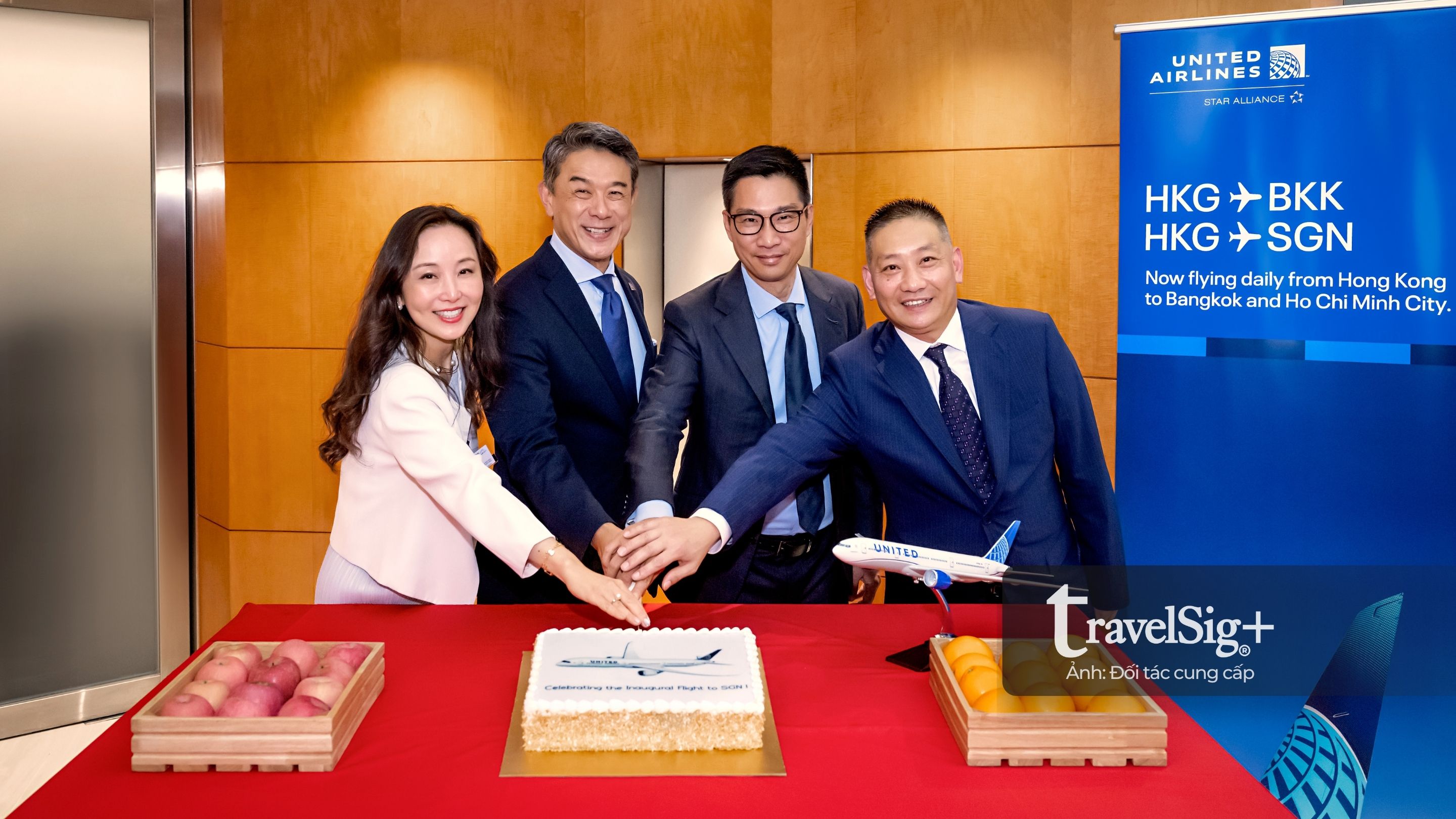 Bánh mừng chuyến bay khai trương United Airlines Hồng Kông – TP.HCM.