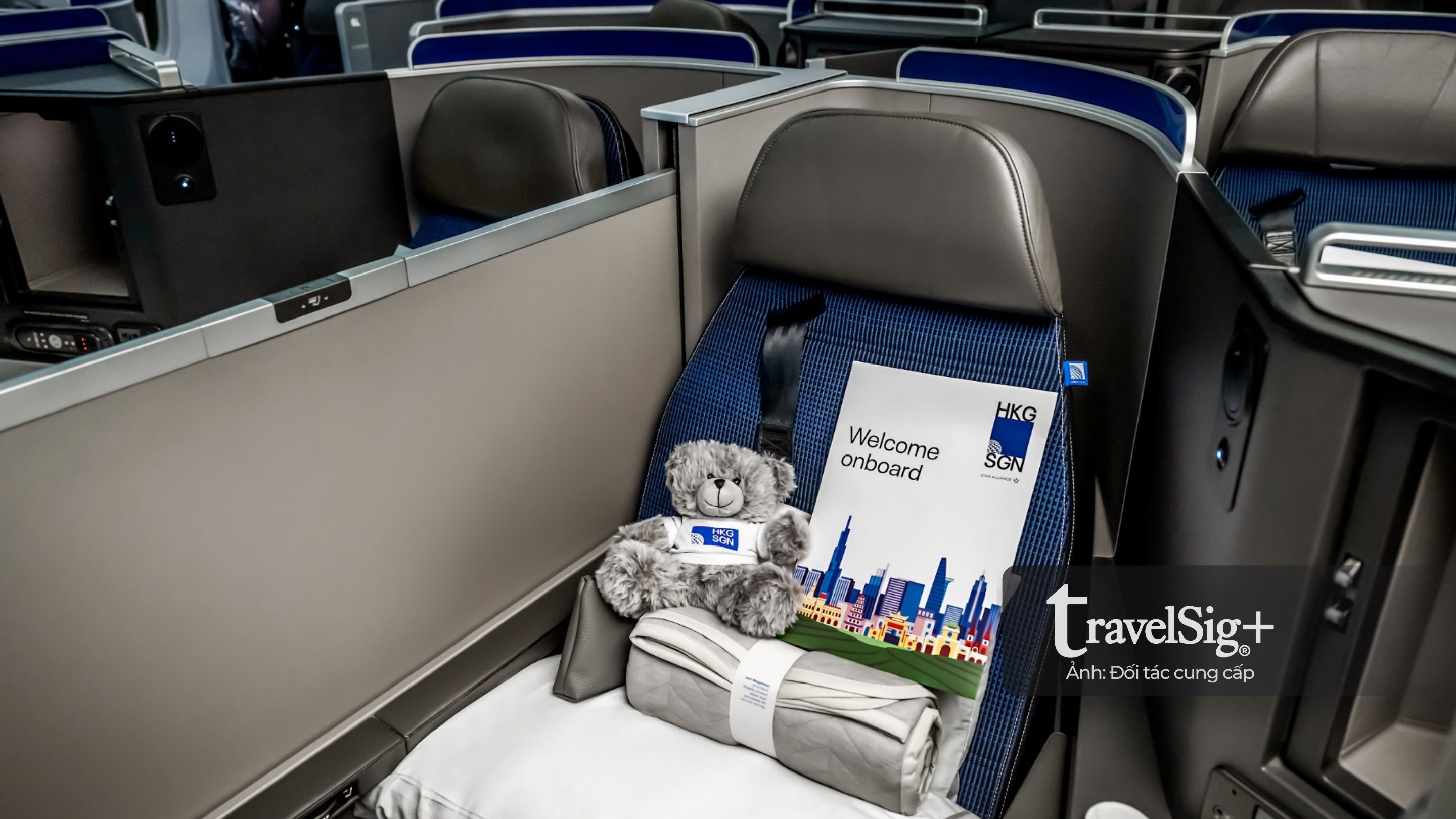 Quà tặng dành cho hành khách trên chuyến bay khai trương United Airlines Hồng Kông – TP.HCM.