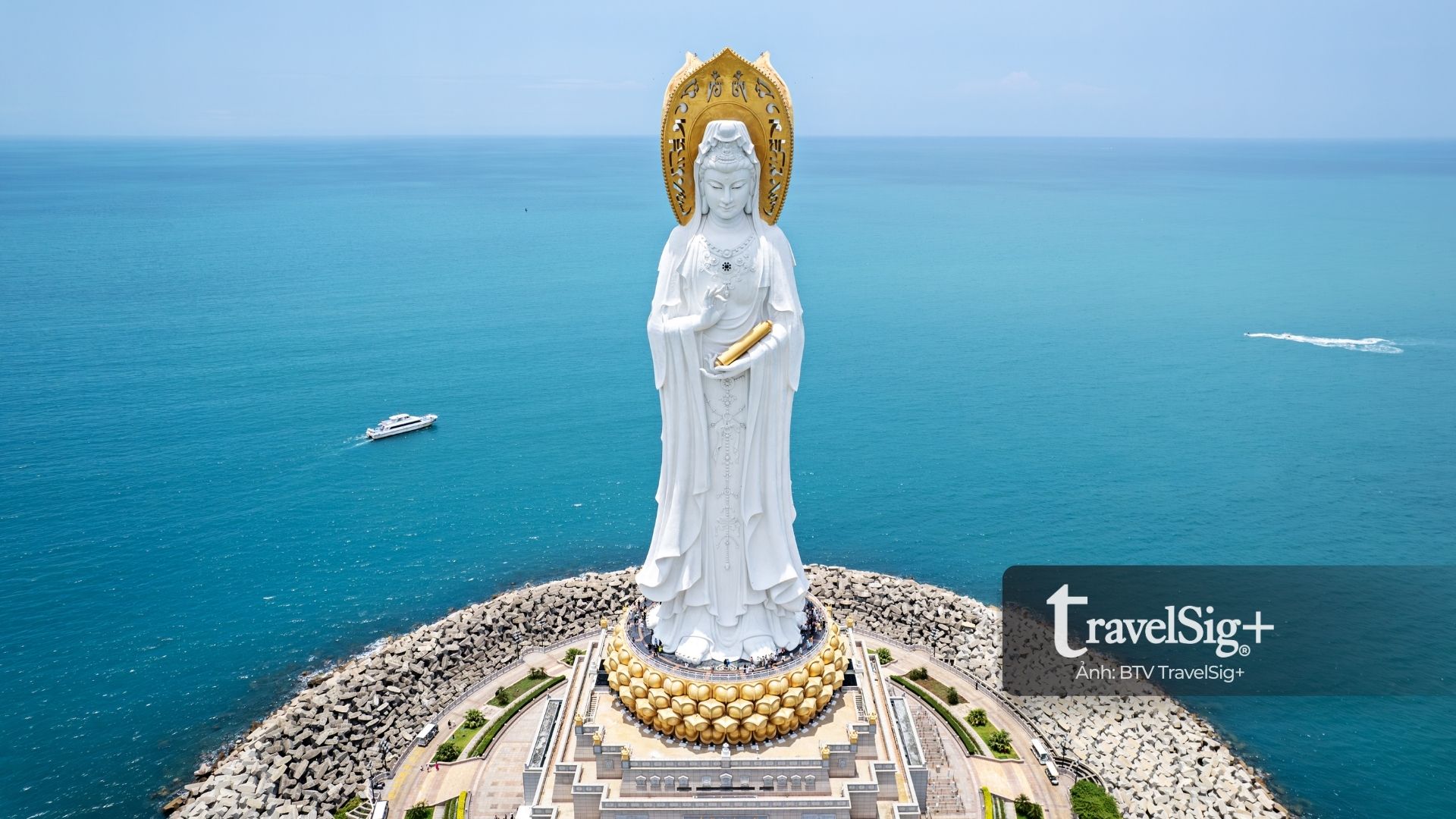 Tượng Quan Âm Nam Hải khổng lồ gần chùa Nam Sơn với góc nhìn từ trên cao (Hải Nam, Trung Quốc).