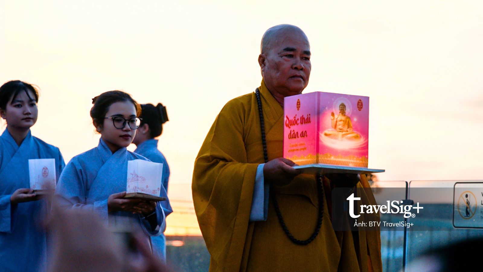 Về núi Bà Đen, nơi ánh đăng soi sáng những lời nguyện lành