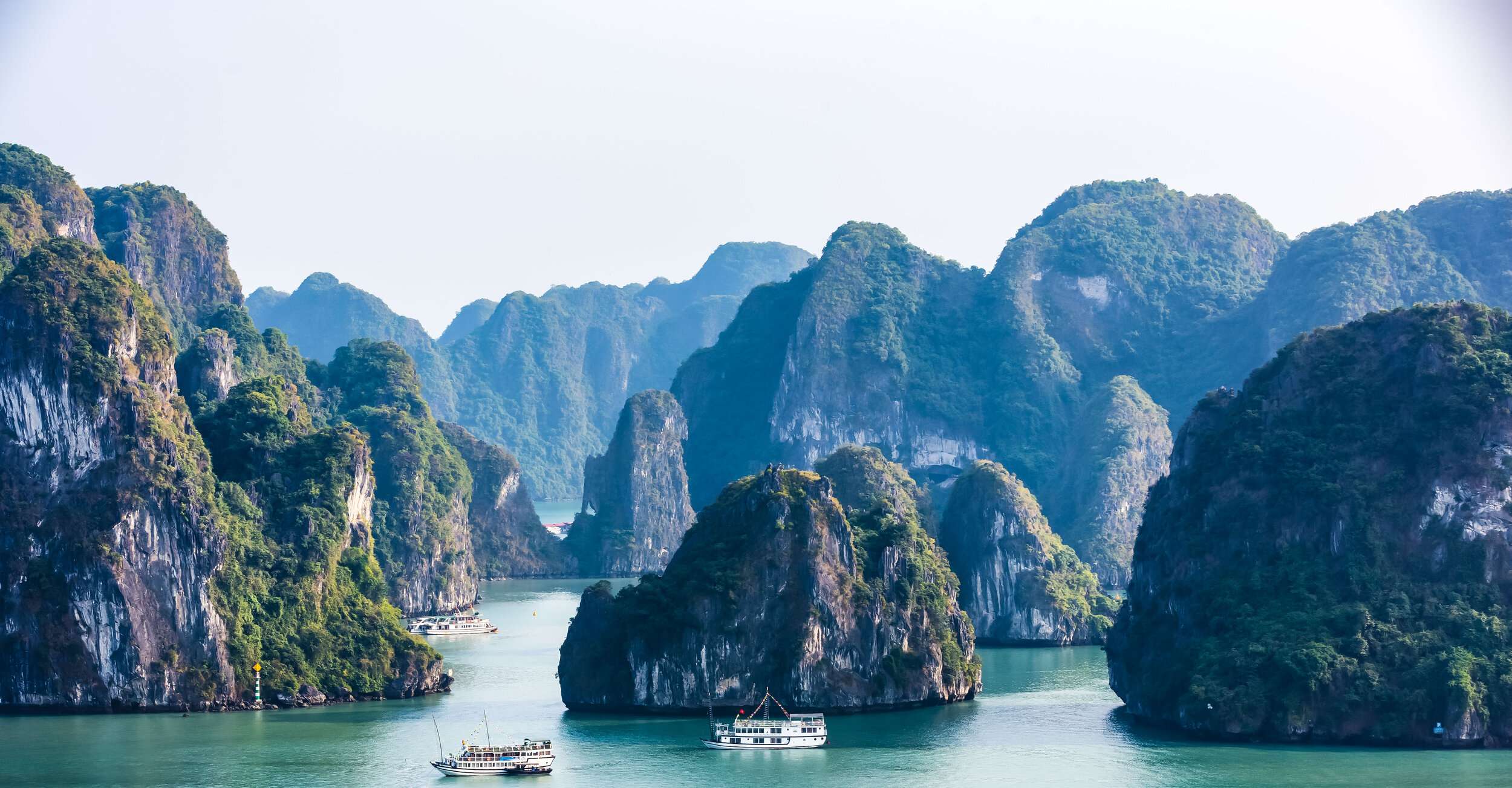 Vịnh Hạ Long tự hào trong top 10 kỳ quan thiên nhiên được ghé thăm nhiều nhất thế giới