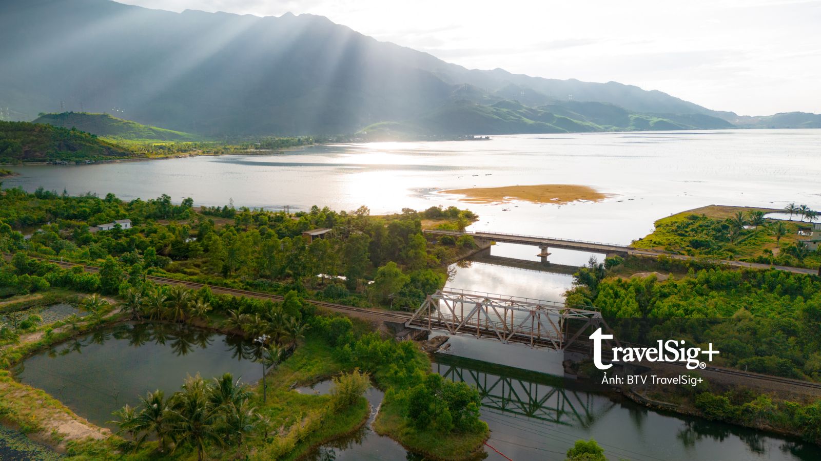 Vượt đèo Hải Vân đến vịnh Lăng Cô dưới chân dãy Bạch Mã