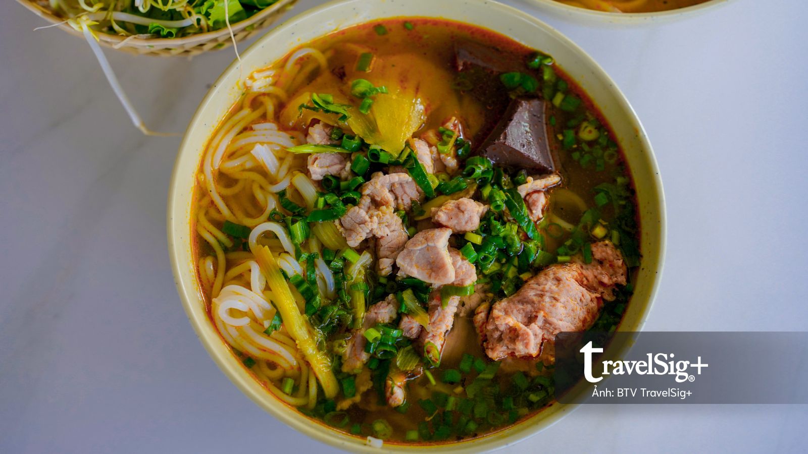 Vượt đèo Hải Vân đến vịnh Lăng Cô dưới chân dãy Bạch Mã