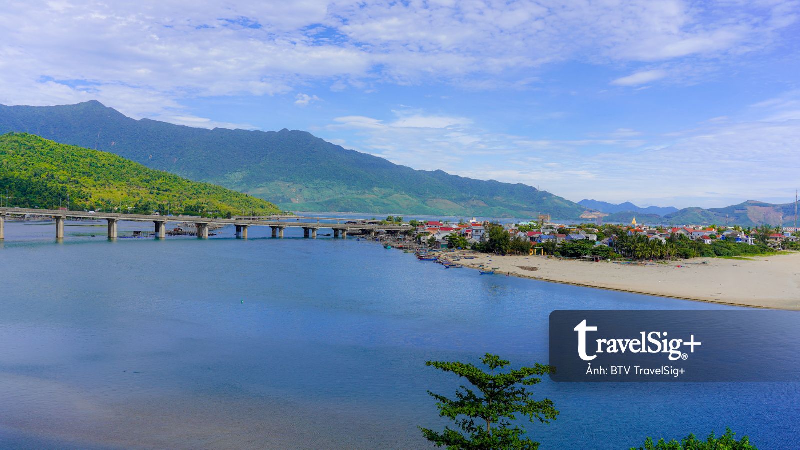 Vượt đèo Hải Vân đến vịnh Lăng Cô dưới chân dãy Bạch Mã