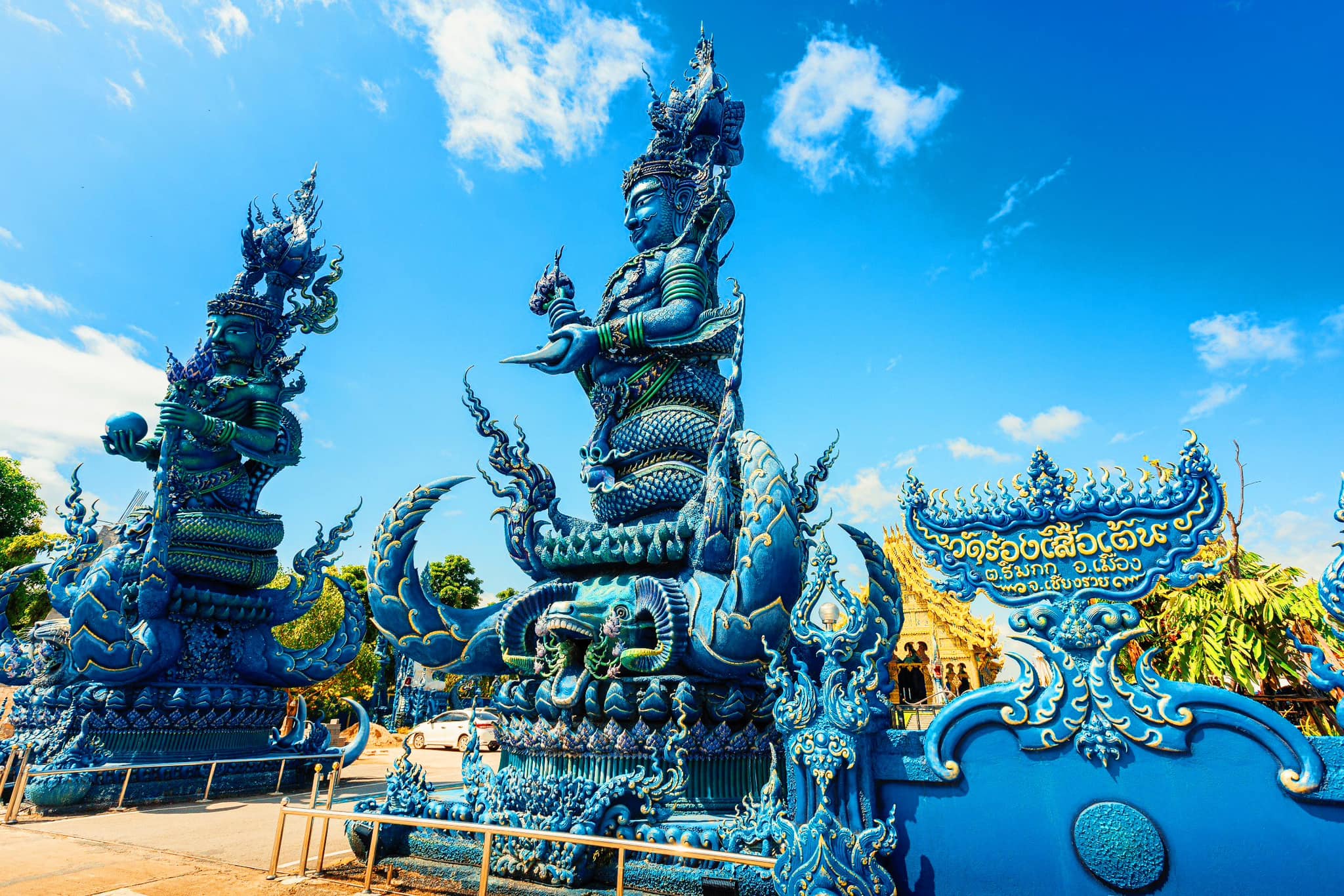 Wat Rong Suea Ten, ngôi chùa xanh huyền bí tại Chiang Rai