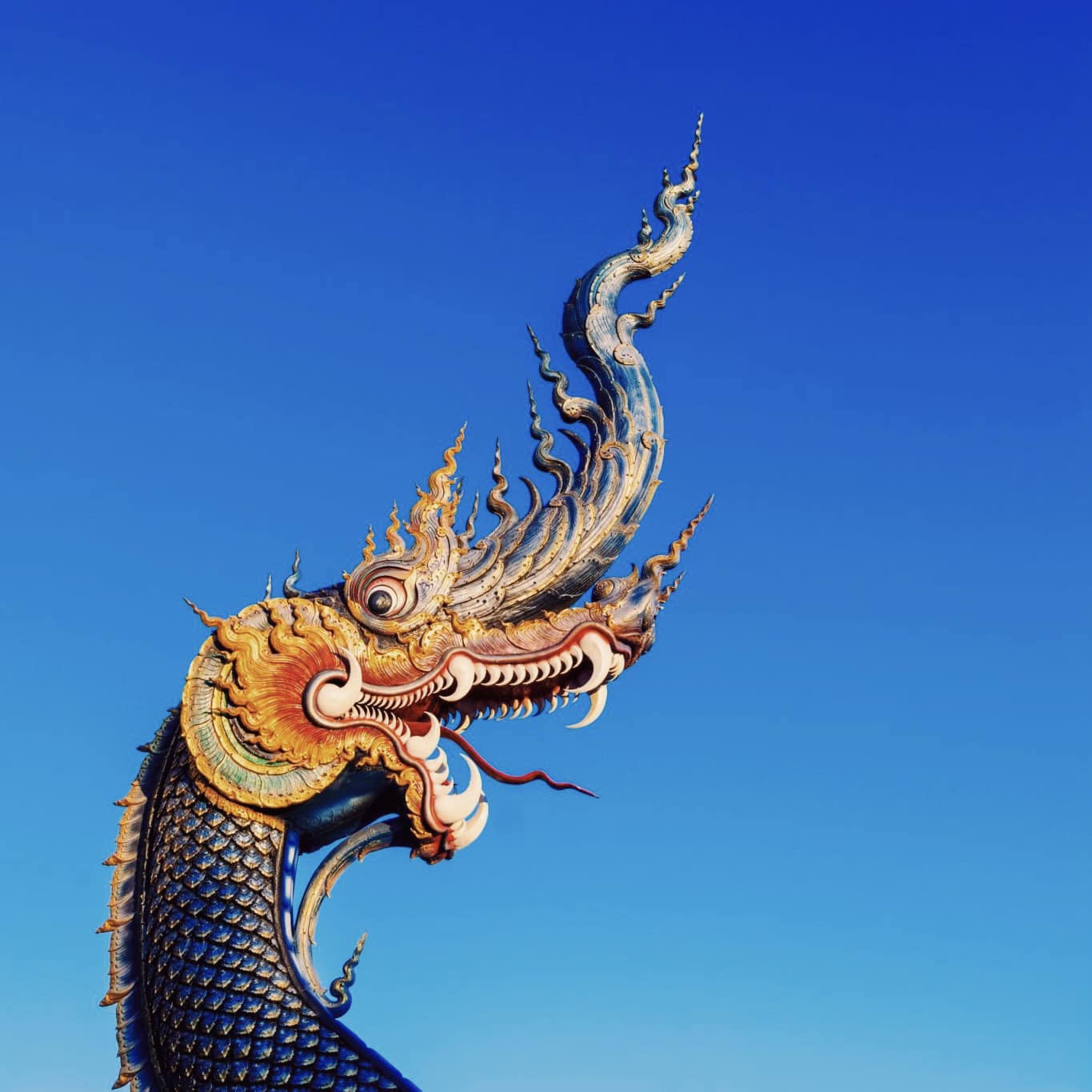Wat Rong Suea Ten, ngôi chùa xanh huyền bí tại Chiang Rai
