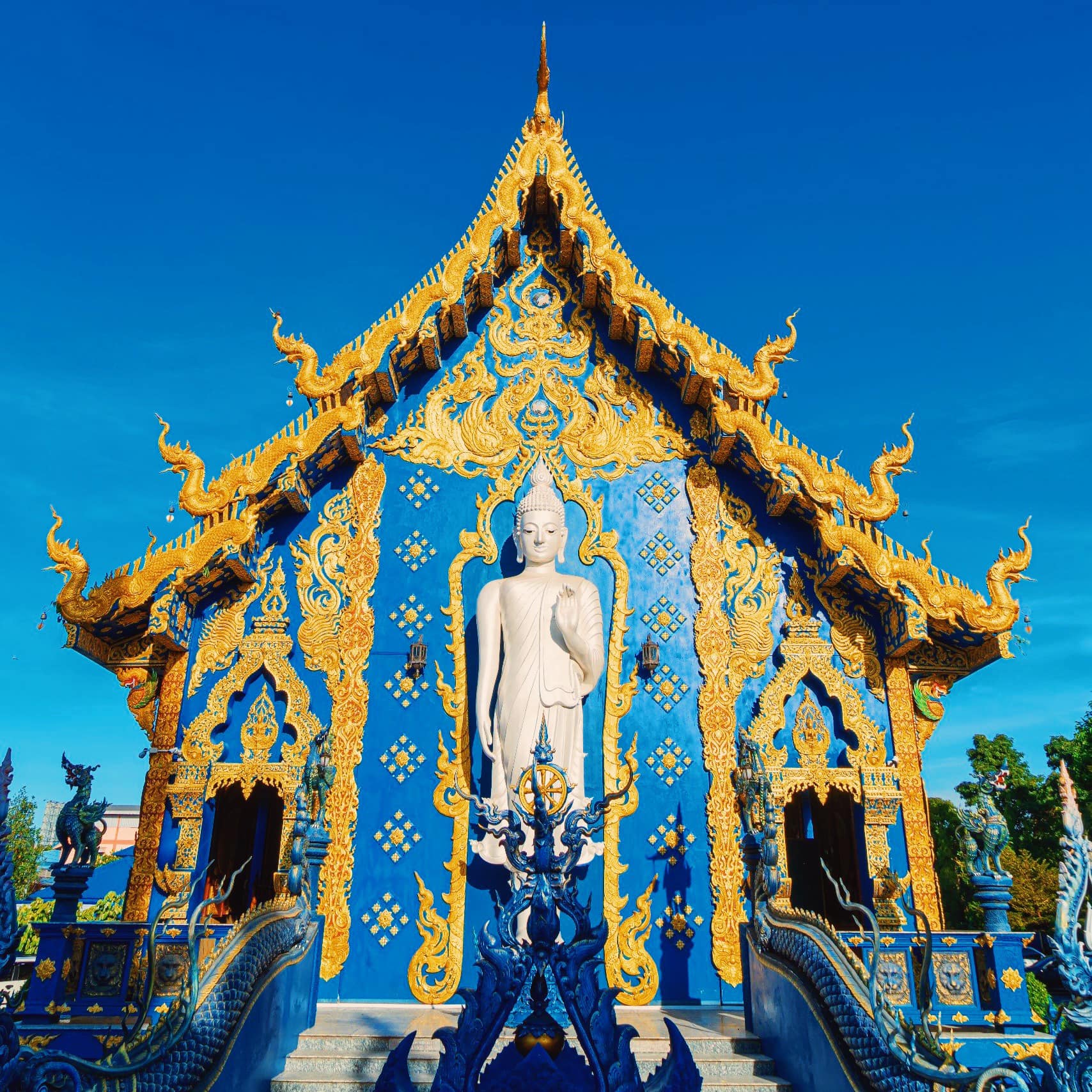 Wat Rong Suea Ten, ngôi chùa xanh huyền bí tại Chiang Rai