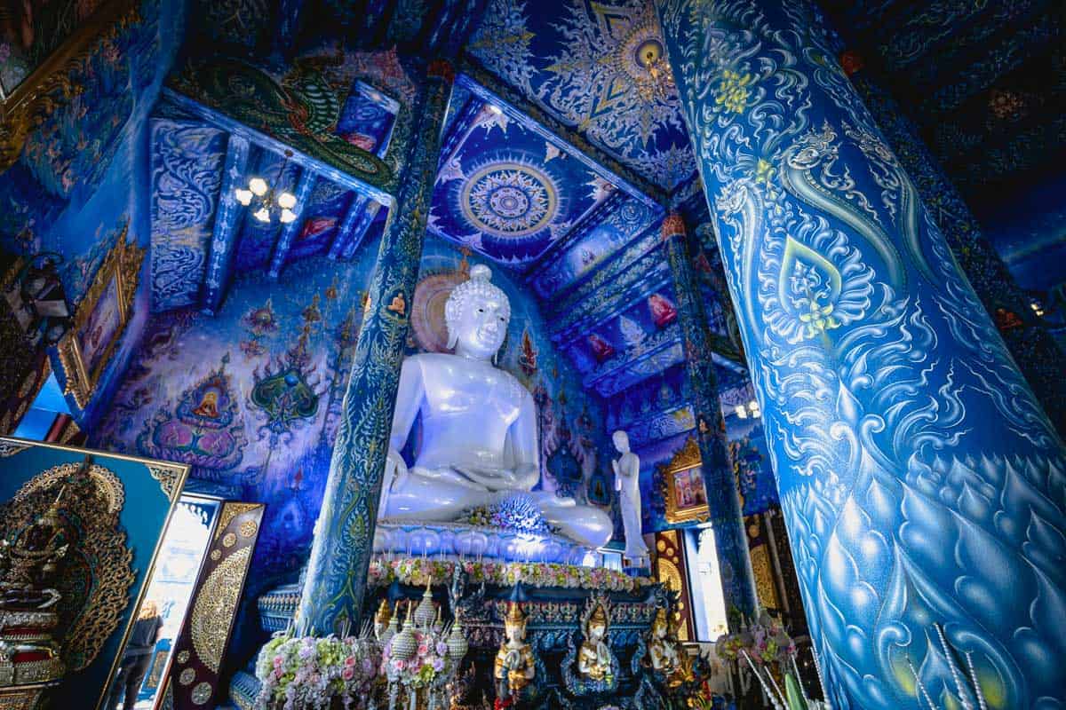 Wat Rong Suea Ten, ngôi chùa xanh huyền bí tại Chiang Rai
