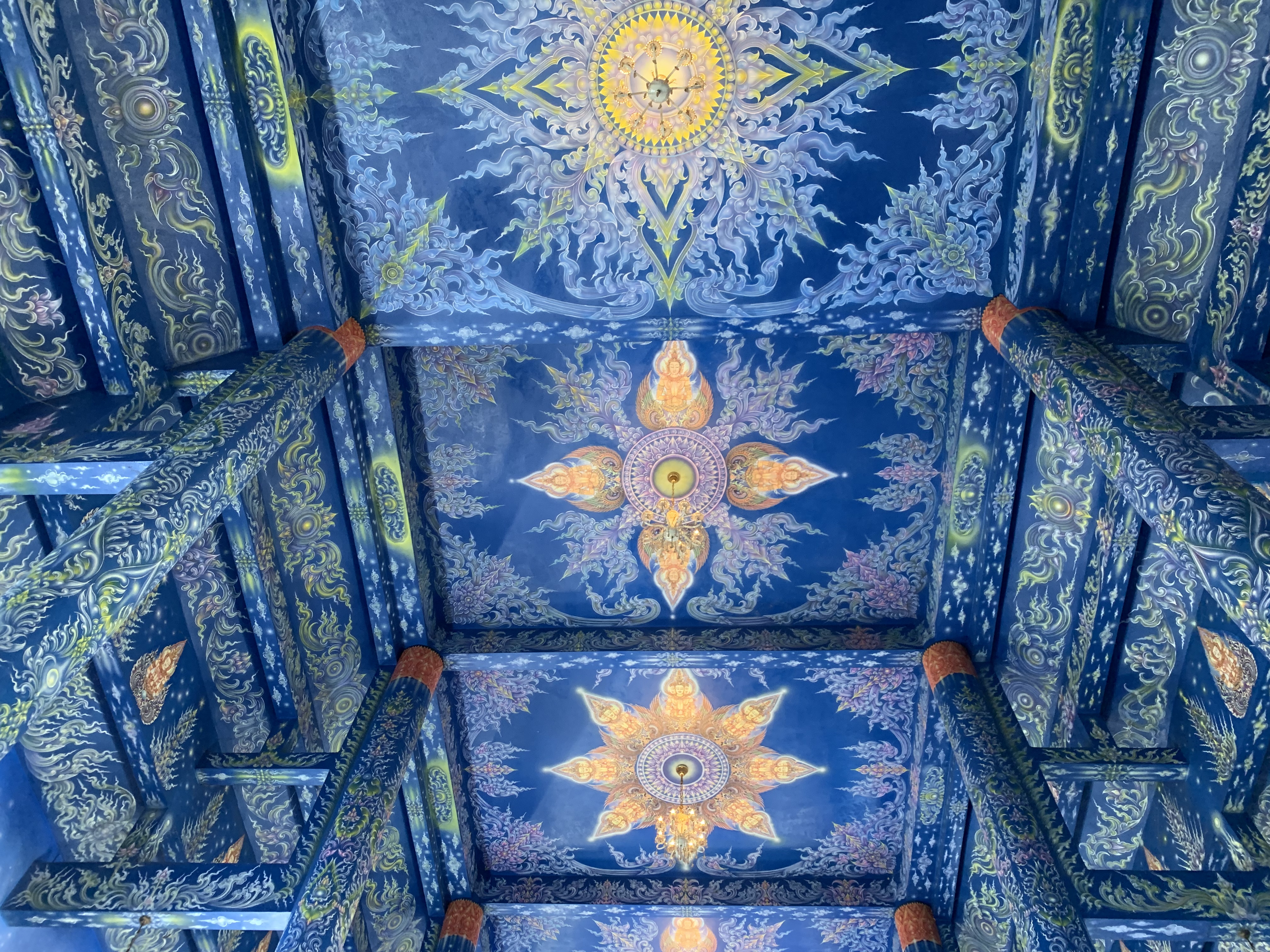 Wat Rong Suea Ten, ngôi chùa xanh huyền bí tại Chiang Rai