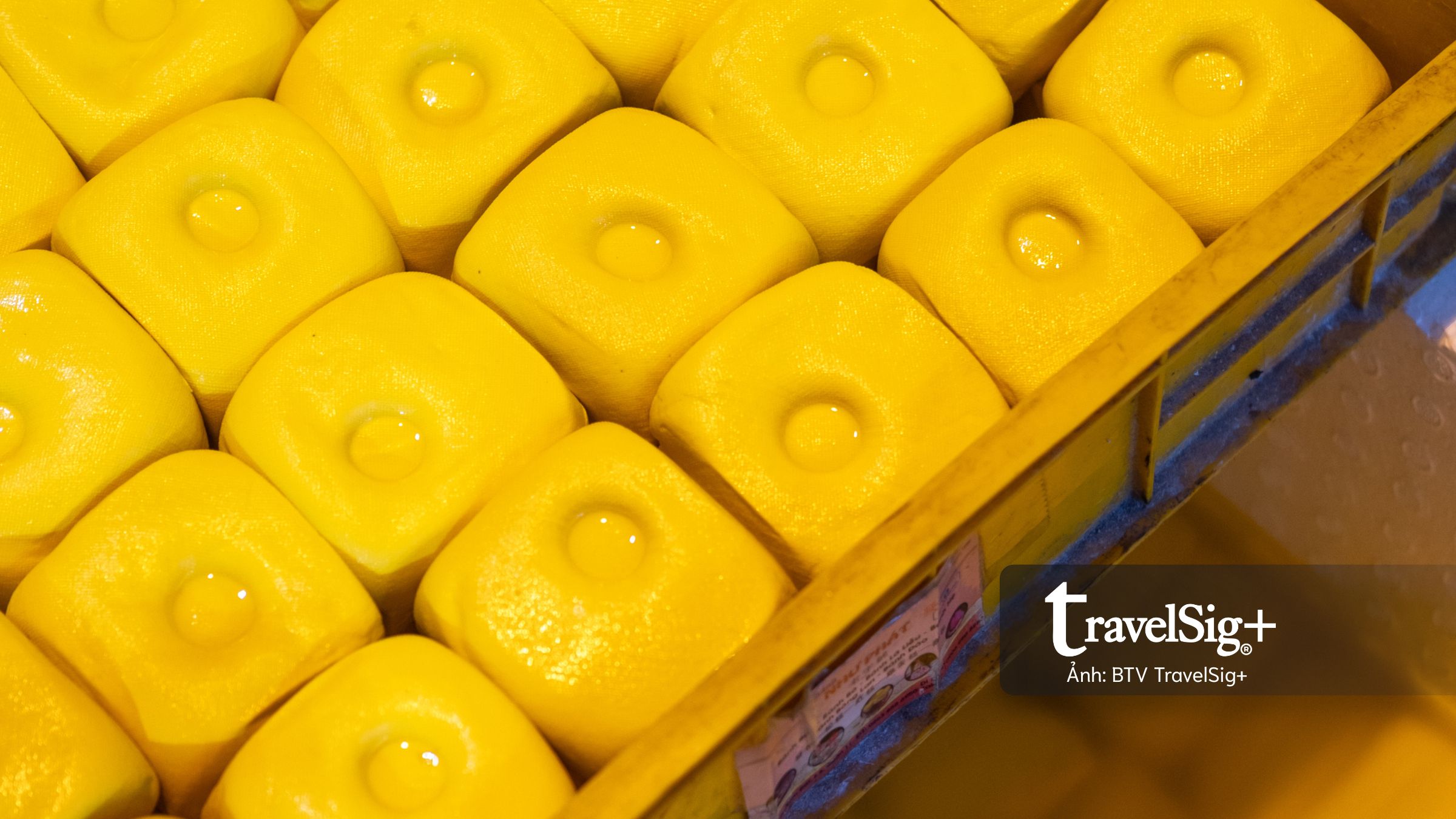 Xếp hàng ăn đậu hũ vàng chấm muối hẹ để “lấy hên” đầu năm