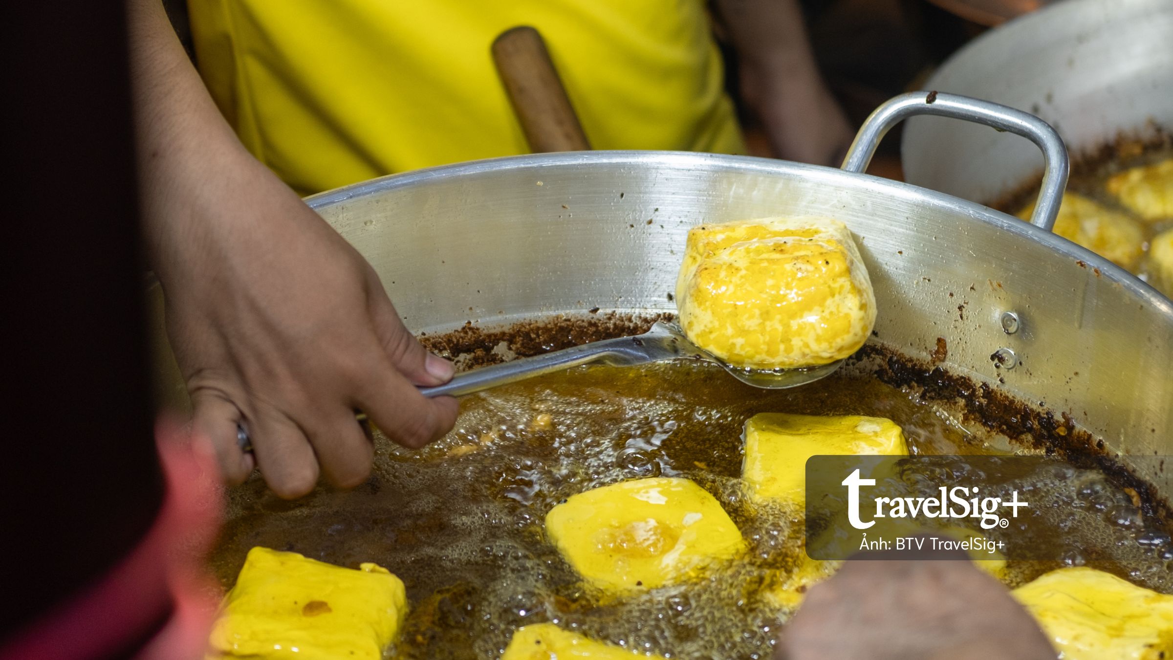 Xếp hàng ăn đậu hũ vàng chấm muối hẹ để “lấy hên” đầu năm