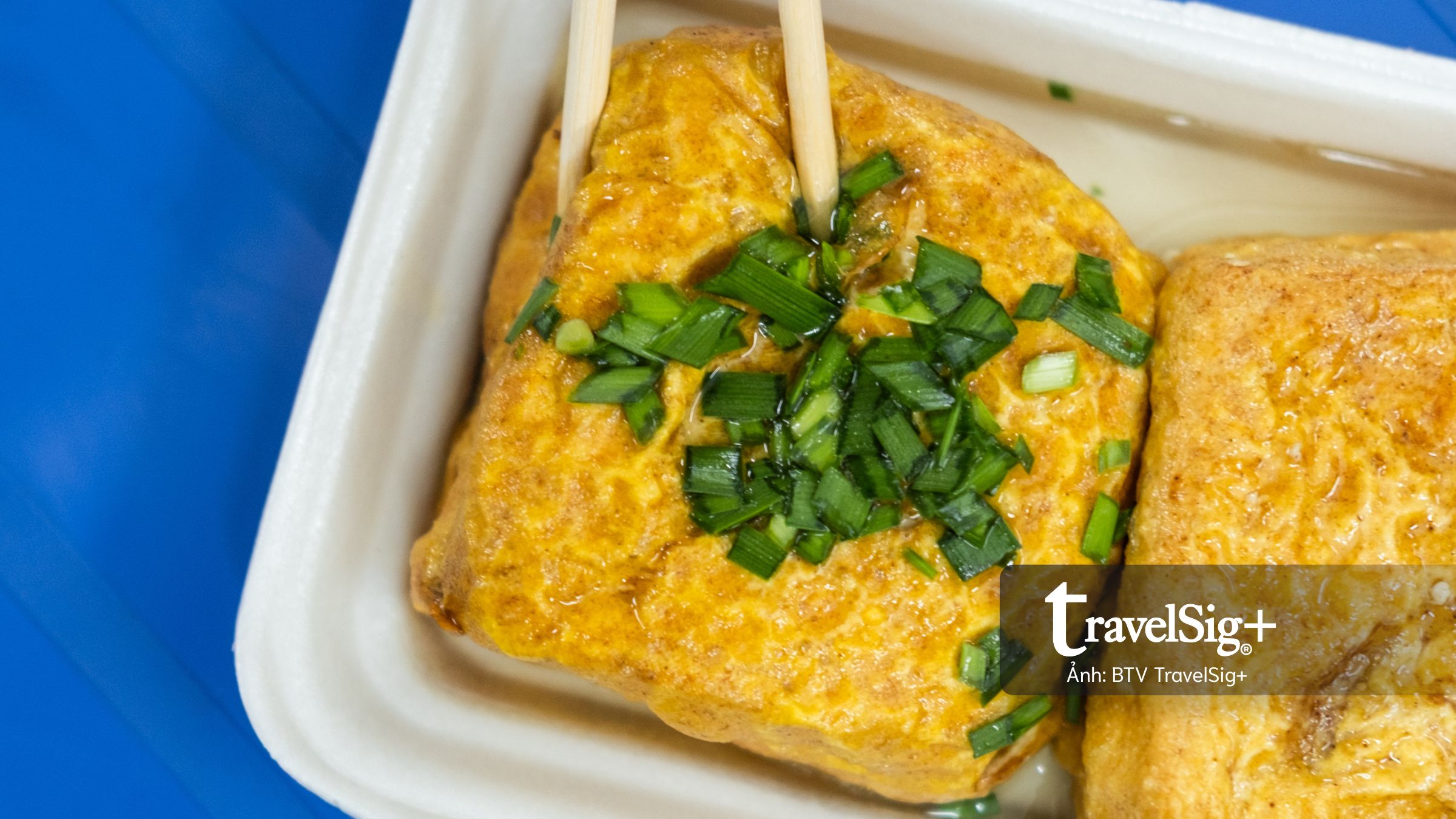 Xếp hàng ăn đậu hũ vàng chấm muối hẹ để “lấy hên” đầu năm