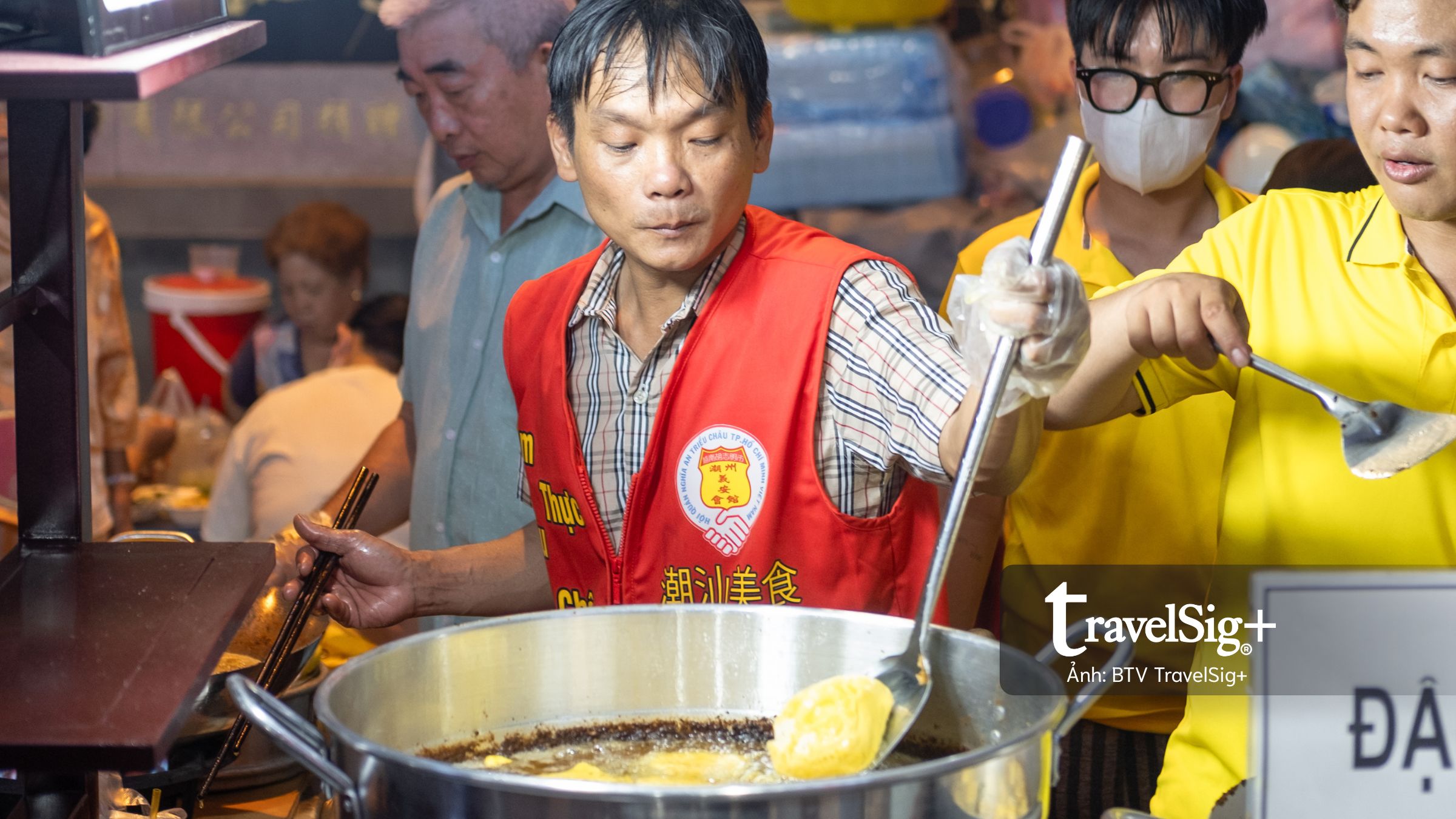 Xếp hàng ăn đậu hũ vàng chấm muối hẹ để “lấy hên” đầu năm