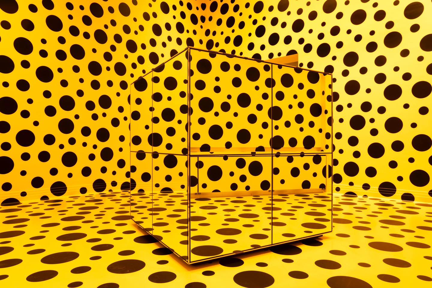 Yayoi Kusama, hành trình từ viên sỏi trắng đến ngôi vương "nữ hoàng chấm bi"
