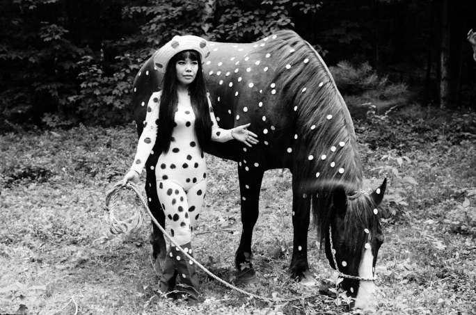 Yayoi Kusama, hành trình từ viên sỏi trắng đến ngôi vương "nữ hoàng chấm bi"