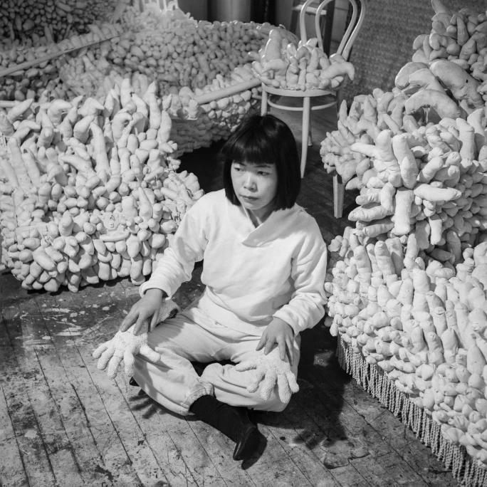 Yayoi Kusama, hành trình từ viên sỏi trắng đến ngôi vương "nữ hoàng chấm bi"