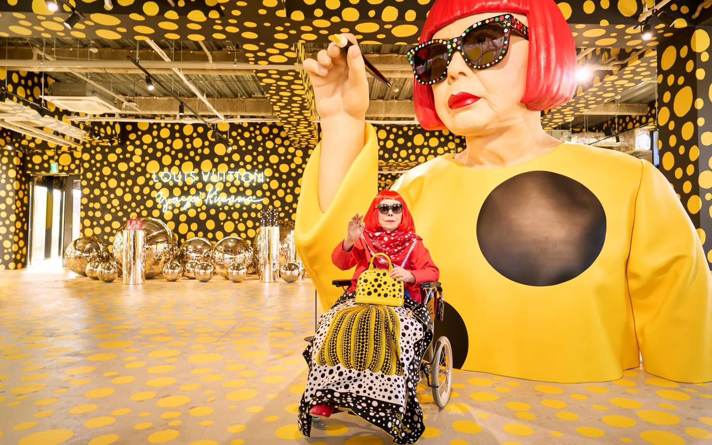 Yayoi Kusama, hành trình từ viên sỏi trắng đến ngôi vương "nữ hoàng chấm bi"