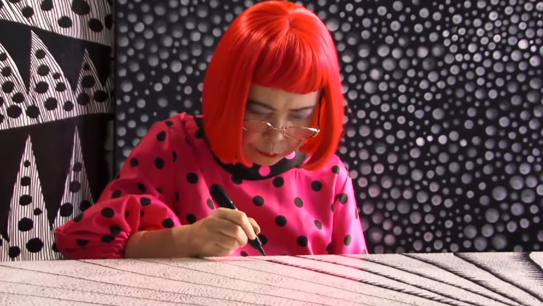 Yayoi Kusama, hành trình từ viên sỏi trắng đến ngôi vương "nữ hoàng chấm bi"