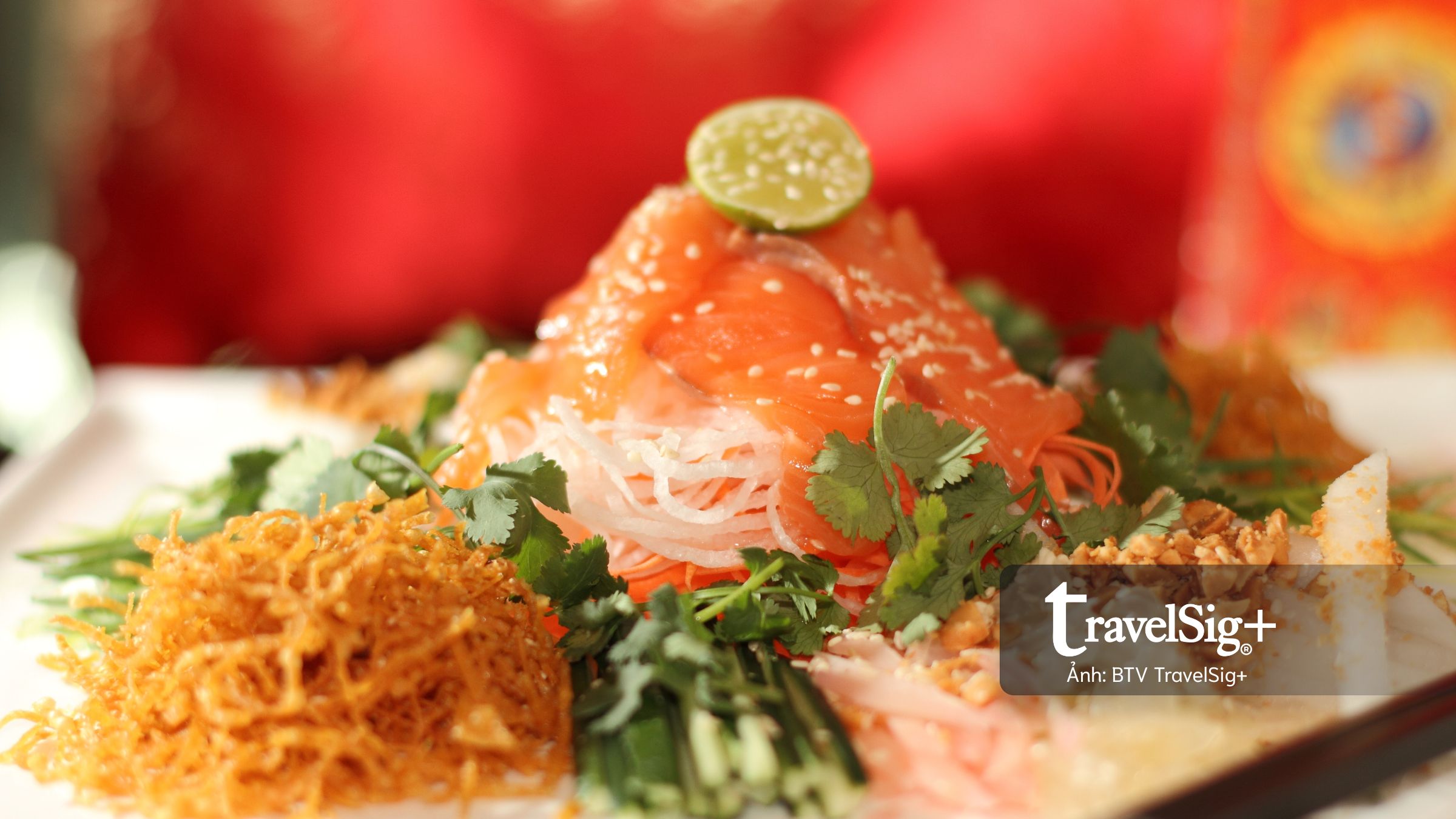 Yusheng: Đĩa gỏi “tung may mắn” trong bữa tiệc Tết của người Hoa
