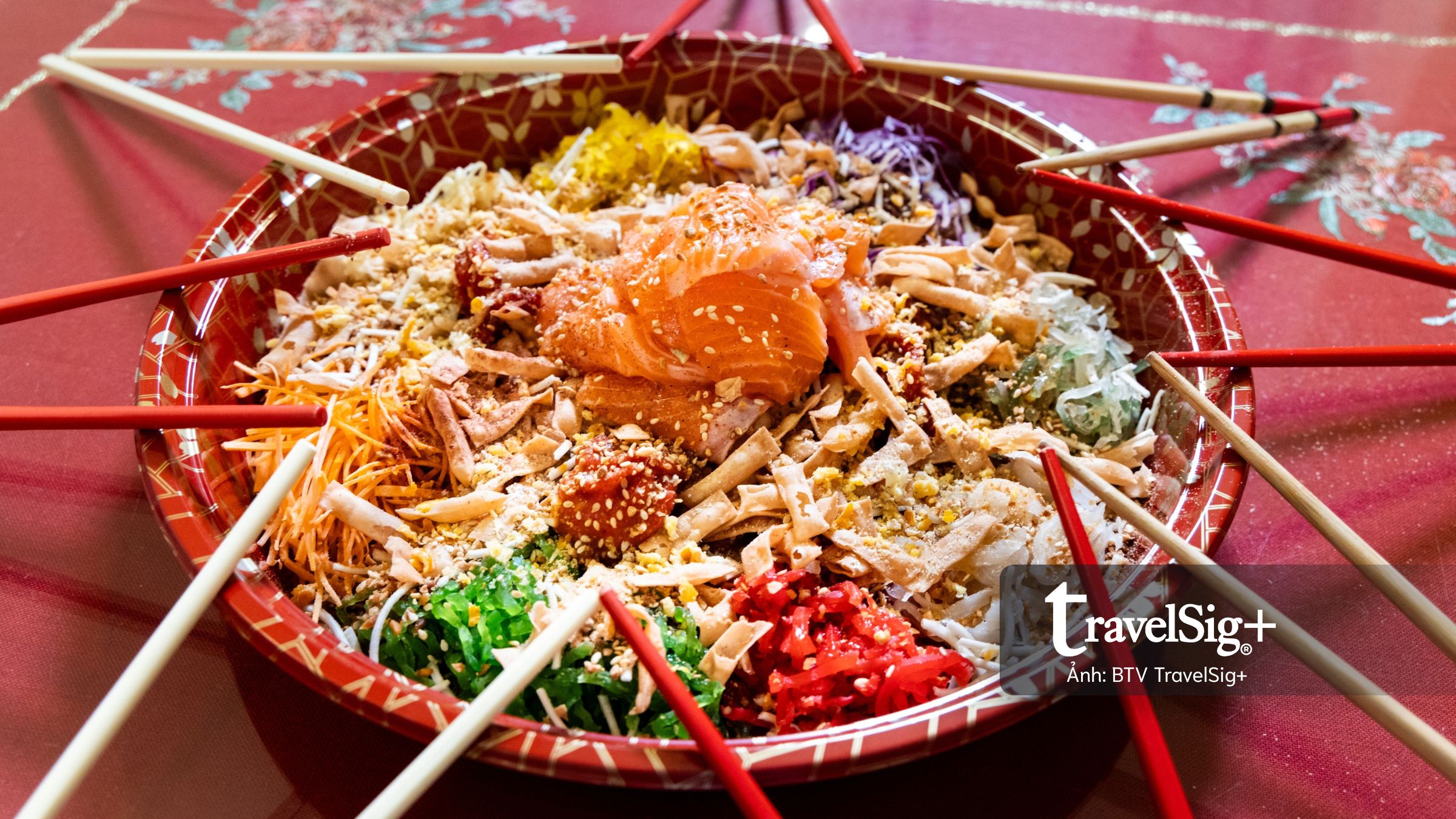 Yusheng: Đĩa gỏi “tung may mắn” trong bữa tiệc Tết của người Hoa
